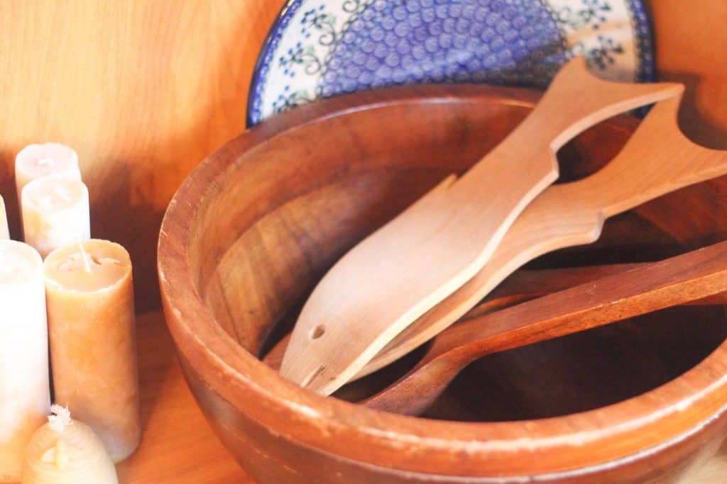 A wooden bowl with fish-shaped wooden salad scoopers