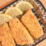 Fish sticks with lemon wedges